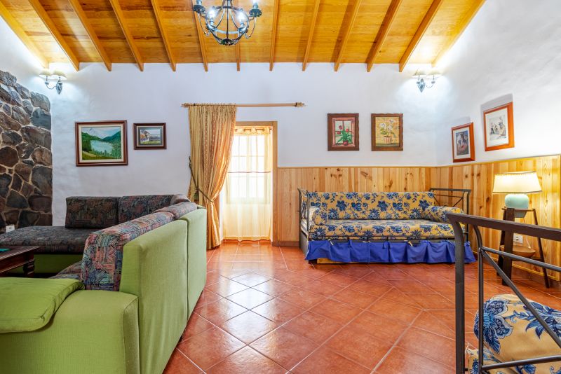 Mari House With Jacuzzi and BBQ by CanariasGetaway