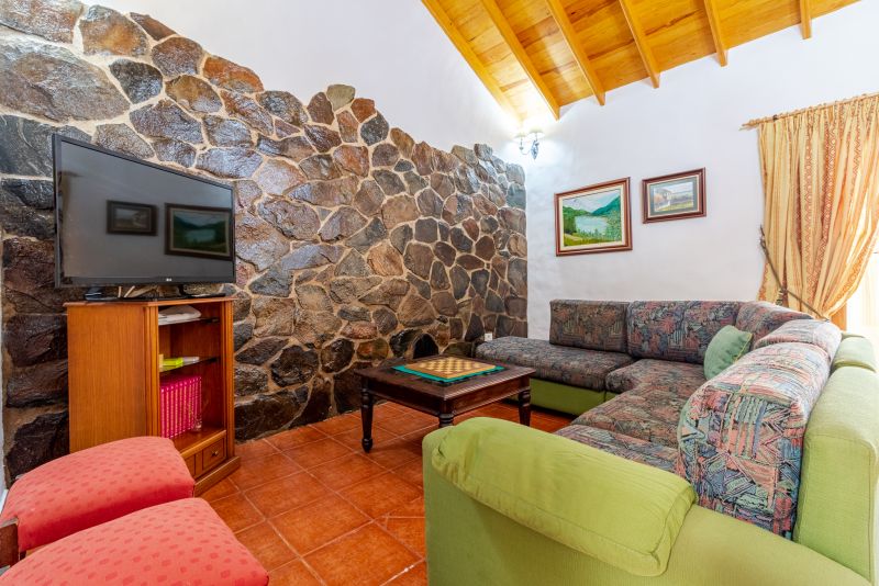 Mari House With Jacuzzi and BBQ by CanariasGetaway