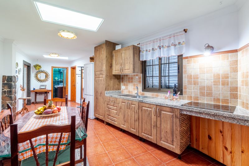 Mari House With Jacuzzi and BBQ by CanariasGetaway