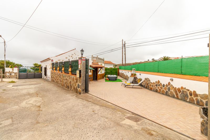 Mari House With Jacuzzi and BBQ by CanariasGetaway