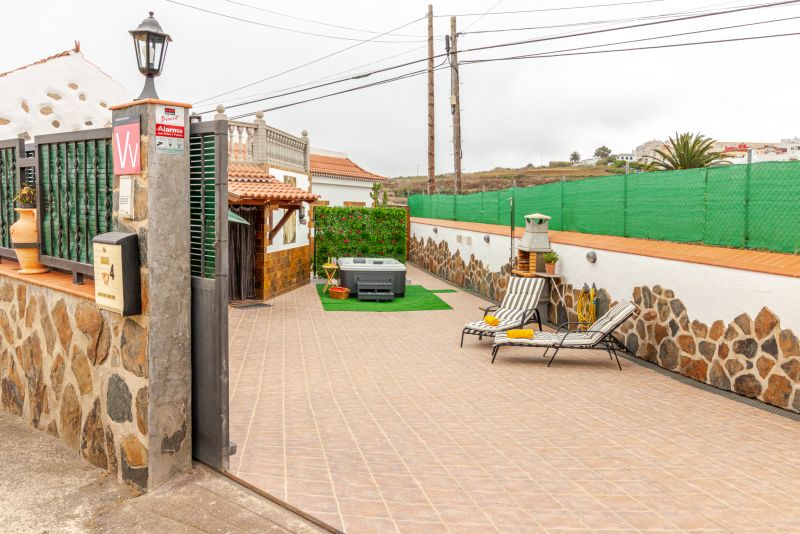 Mari House With Jacuzzi and BBQ by CanariasGetaway